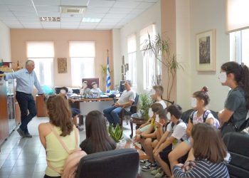 Στο Δήμαρχο μαθητές του 2ου Δημοτικού Σχολείου Ελεούσας Ενισχύθηκε η υπαίθρια δανειστικής βιβλιοθήκης