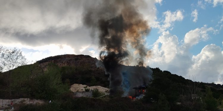 Φωτιά σε λατομείο στα Μάρμαρα