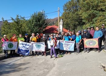 Η ανάβαση διαμαρτυρίας στο Γράμμο κατά της διάνοιξης δρόμου στα 2200 μέτρα.