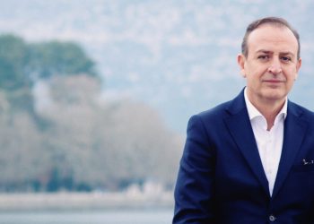 Άμεση η επανεκκίνηση των έργων στην κεντρική πλατεία αναφέρει ο κ. Μπέγκας