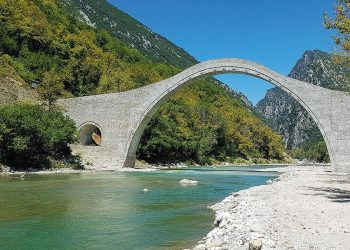 Επαναφορά της πρότασης για υπαίθριο μουσείο με τα λιθοσώματα της ιστορικής γέφυρας Πλάκας