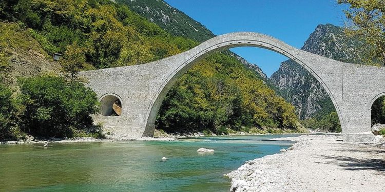 Επαναφορά της πρότασης για υπαίθριο μουσείο με τα λιθοσώματα της ιστορικής γέφυρας Πλάκας