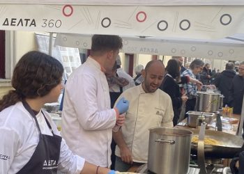 Γιορτινό κέρασμα για εκατοντάδες ντόπιους και επισκέπτες