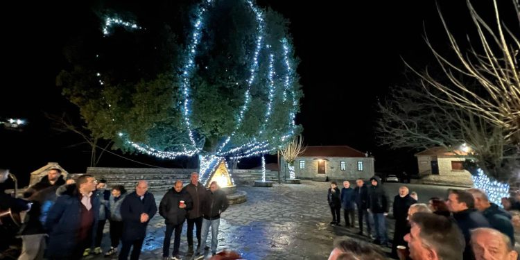 Το δέντρο της «άναψε» η αδελφότητα Σκλιβανιτών Ιωαννίνων