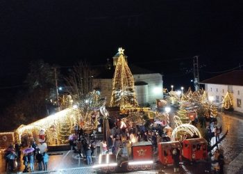 Εντυπωσιακή η φωταγώγηση του χριστουγεννιάτικου χωριού στα Πράμαντα