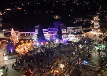 Φωταγώγηση χριστουγεννιάτικου δέντρου στην Κόνιτσα – Έναρξη χριστουγεννιάτικων εκδηλώσεων 2024