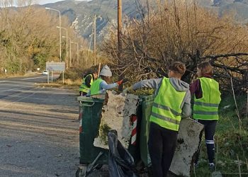 Εθελοντική δράση καθαρισμού από το δήμο Ιωαννιτών και τον περιβαλλοντικό ναυταθλητικό όμιλο Ιωαννίνων
