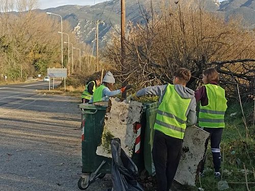 Εθελοντική δράση καθαρισμού από το δήμο Ιωαννιτών και τον περιβαλλοντικό ναυταθλητικό όμιλο Ιωαννίνων