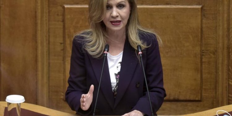 Μερόπη Τζούφη: Άμεση επαναλειτουργία της βάσης αεροδιακομιδών του ΕΚΑΒ στο Άκτιο