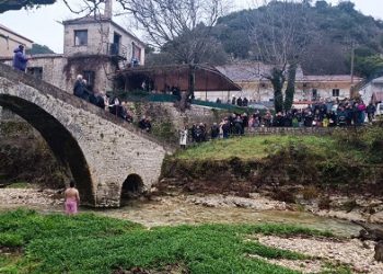 Με λαμπρότητα, στο γεφύρι της Βροσίνας, ο εορτασμός των Θεοφανείων στο δήμο Ζίτσας