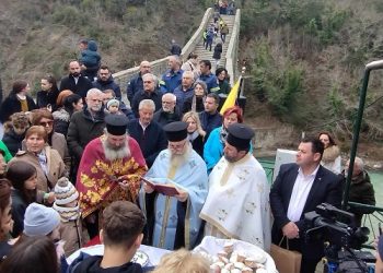 Με λαμπρότητα και πλήθος πιστών ο καθαγιασμός των υδάτων στο γεφύρι της Πλάκας