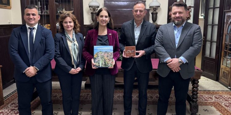 Συνάντηση του δημάρχου Ιωαννίνων με την υπουργό τουρισμού και περιβάλλοντος της Αλβανίας