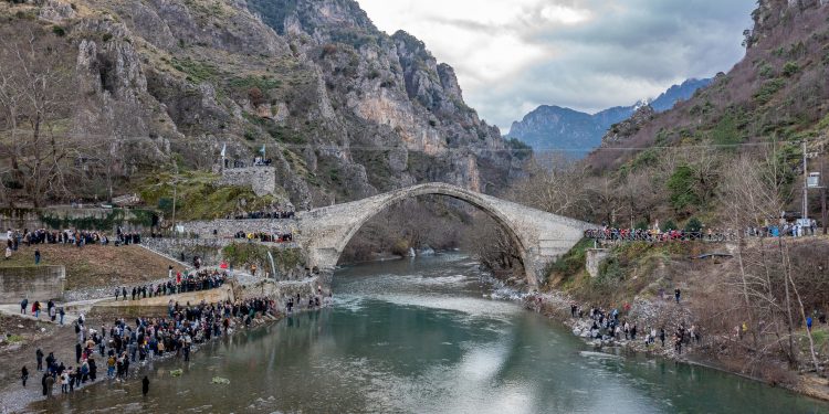 Εορτασμός των Θεοφανίων στην Κόνιτσα δίπλα στην πέτρινη μονότοξη γέφυρα