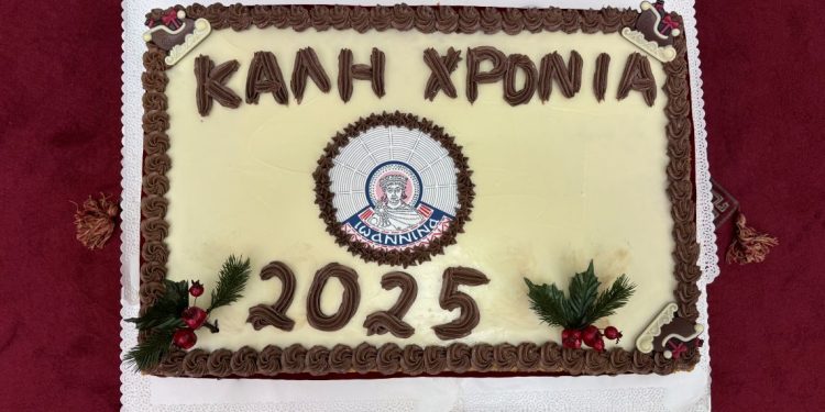 Το δημοτικό συμβούλιο Ιωαννίνων έκοψε την πρωτοχρονιάτικη πίτα του – Ευχές και συγχαρητήρια για τον Κ. Τασούλα