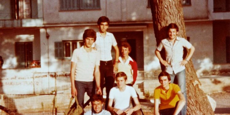 Στην αυλή της Ζωσιμαίας σχολής τον Μάιο του 1979