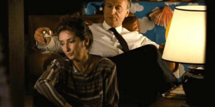 ΕΞΑΥΔΑ: “Επίσημη Ιστορία” – Περίληψη