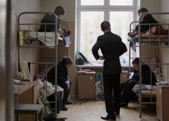 ΕΞΑΥΔΑ:  Η φυλή – Περίληψη