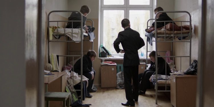 ΕΞΑΥΔΑ:  Η φυλή – Περίληψη