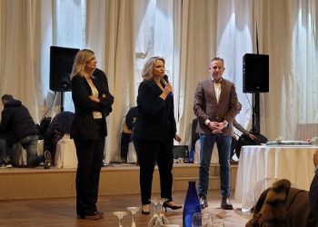 Με μεγάλη επιτυχία η κοπή της πρωτοχρονιάτικης πίτας των ΚΑΠΗ δήμου Ιωαννιτών