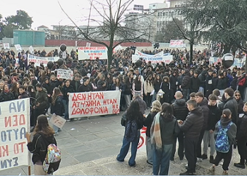 Δυστύχημα Τεμπών: “Βούλιαξε” η πόλη των Ιωαννίνων από τον κόσμο στην πορεία (ΒΙΝΤΕΟ)