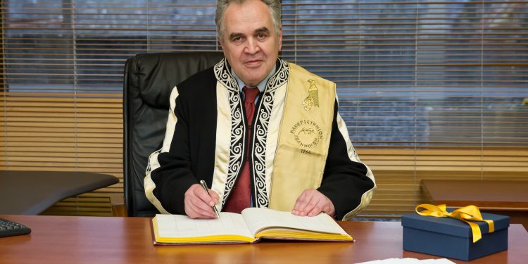 Επίτιμος διδάκτορας του τμήματος φιλολογίας του πανεπιστημίου Ιωαννίνων ο νεοελληνιστής καθηγητής Δ. Τζιόβας