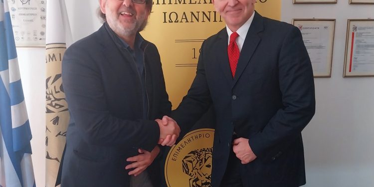 Συνάντηση του προέδρου του επιμελητηρίου Ιωαννίνων με τον γενικό πρόξενο της Ελλάδας στο Αργυρόκαστρο