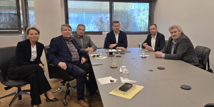 Από τον πρόεδρο της ΔΕΗ Γιώργο Στάσση ενημερώθηκαν ΣΠΑΡΤΑΚΟΣ και ΓΕΝΟΠ