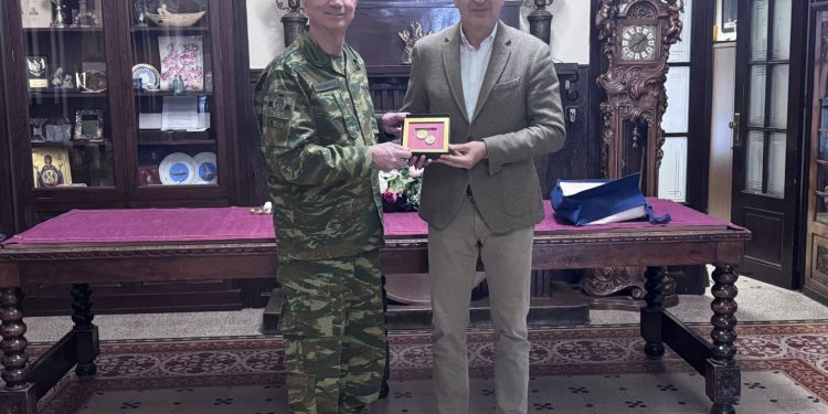 Εθιμοτυπική επίσκεψη του διοικητή της 1ης στρατιάς / EU-OHQ στο δήμαρχο Ιωαννίνων