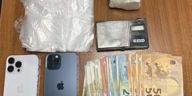 Πάνω από μισό κιλό κοκαΐνης βρέθηκε στο σπίτι τους