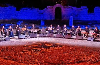 Αρχαίο Θέατρο Δωδώνης: Βασίλης Κώστας και Επίλεκτο Ηπειρωτικό Ensemble μάγεψαν το κοινό σε αφιέρωμα στον Πετρολούκα Χαλκιά