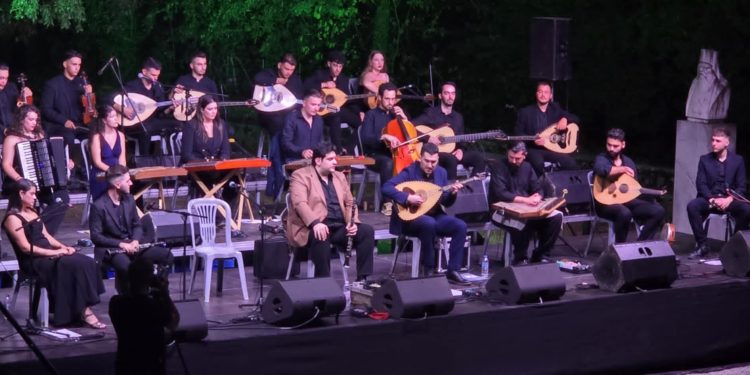 «Το Ταξίδι της Ψυχής» στην Ι.Μ. Βελλάς: μια βραδιά αφιερωμένη στη σιωπηλή παρουσία του Πετρολούκα