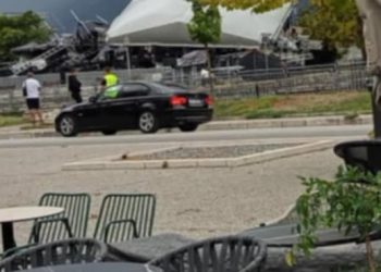 Έπεσε η εξέδρα που είχε στηθεί για την συναυλία από τον ισχυρό άνεμο