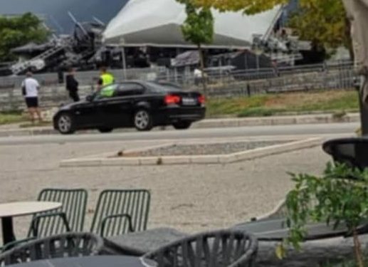 Έπεσε η εξέδρα που είχε στηθεί για την συναυλία από τον ισχυρό άνεμο