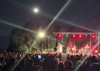 Υπέροχη μουσική βραδιά με τον Βαγγέλη Γερμανό και τη Σαλίνα Γαβαλά υπό το φως της Αυγουστιάτικης πανσελήνου   στην αρχαία Πασσαρώνα
