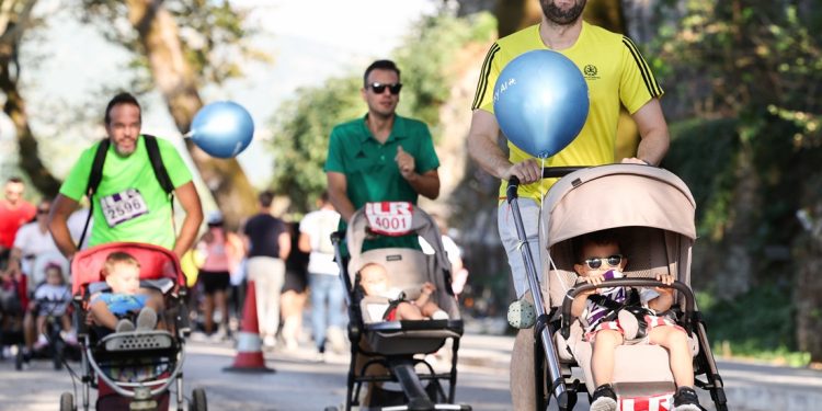 Μικροί δρομείς, οικογένειες, μωρά και ΑμεΑ γέμισαν με χαμόγελα το Ioannina Lake Run