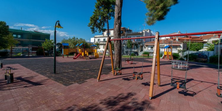 Εργασίες συντήρησης στην παιδική χαρά πλατείας Σκουφά
