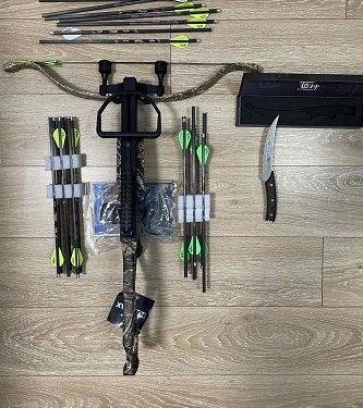 Είχε στην κατοχή του βαλλίστρα με -21- βέλη, καθώς και μαχαίρι