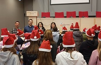Το Επιμελητήριο Άρτας επισκέφτηκαν μαθητές και μαθήτριες του 2ου Δημοτικού Σχολείου Άρτας για να ψάλλουν τα χριστουγεννιάτικα κάλαντα
