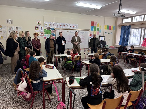 Ένα χριστουγεννιάτικο δώρο από το δήμαρχο Ιωαννίνων στους μαθητές της πρώτης δημοτικού