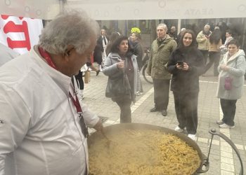 Γιορτινό κέρασμα για εκατοντάδες ντόπιους και επισκέπτες