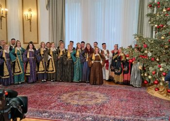 Κάλαντα από το Τμήμα Παραδοσιακών Χορών του Δήμου Ιωαννιτών στον Πρόεδρο της Δημοκρατίας και στο Υπουργείο Κοινωνικής Συνοχής και Οικογένειας