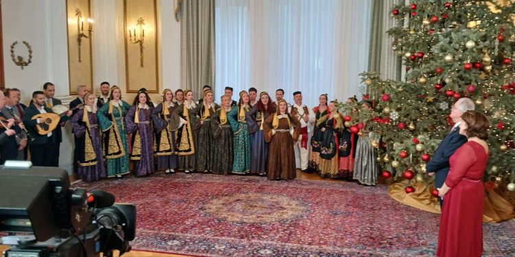Κάλαντα από το Τμήμα Παραδοσιακών Χορών του Δήμου Ιωαννιτών στον Πρόεδρο της Δημοκρατίας και στο Υπουργείο Κοινωνικής Συνοχής και Οικογένειας