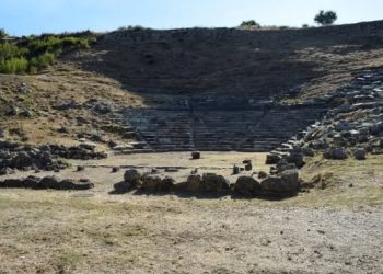 Σε εξέλιξη η αναστήλωση του σκηνικού οικοδομήματος του αρχαίου θεάτρου Γιτάνων, στη Θεσπρωτία