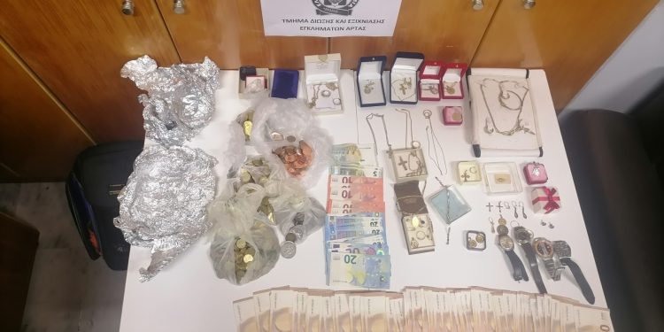 Tρομοκρατούσαν ηλικιωμένες και μετά το “παίζαν” αστυνομικοί που θα τους συλλάβουν για να αρπάζουν χρήματα και χρυσαφικά