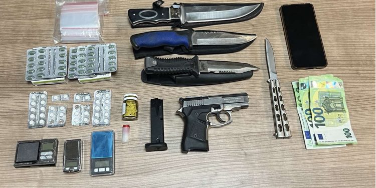 Συνελήφθη ημεδαπός για διακίνηση ναρκωτικών και οπλοκατοχή στα Ιωάννινα