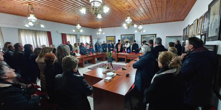 Μέσα σε κλίμα συγκίνησης και ελπίδας η κοπή της Πρωτοχρονιάτικης πίτας στο Δελβινάκι