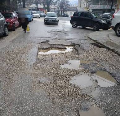 Επικίνδυνη κατάσταση οδοστρώματος στο κέντρο των Ιωαννίνων λόγω έργων φυσικού αερίου