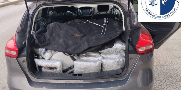 Συνελήφθη ημεδαπός, που μετέφερε με ενοικιαζόμενο αυτοκίνητο  σχεδόν -60- κιλά ακατέργαστης κάνναβης