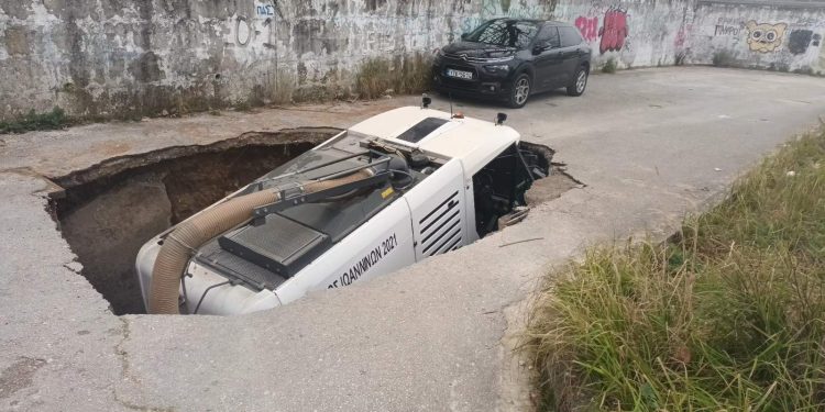 Ιωάννινα :Μεγάλη Καθίζηση “Κατάπιε” Όχημα Του Δήμου Ιωαννιτών