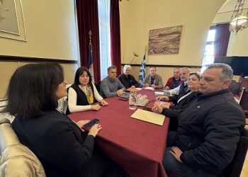 Συνάντηση στο Δημαρχείο για τους ελέγχους στα σχολεία μετά τον σεισμό